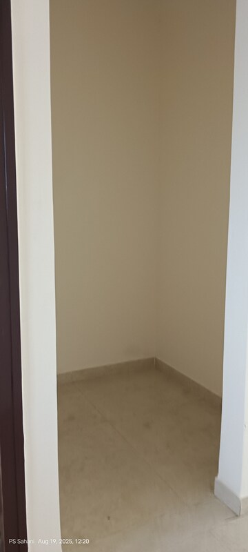 Room in 3 BHK Apartment at Lodha Amara, Kolshet Road – for Rent
