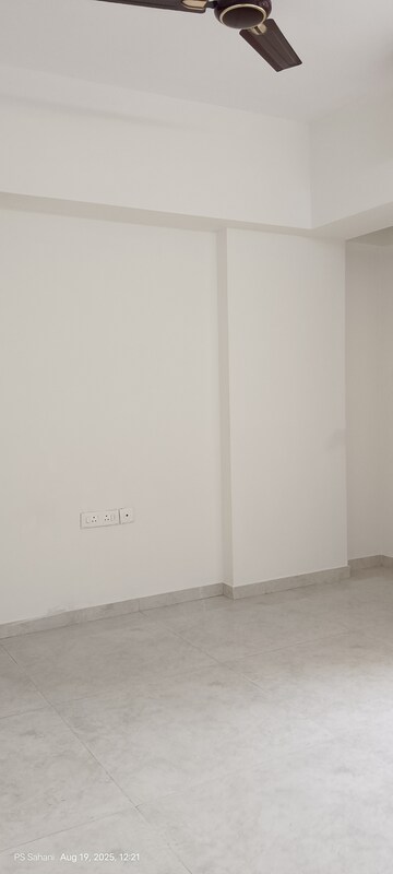 Room in 3 BHK Apartment at Lodha Amara, Kolshet Road – for Rent