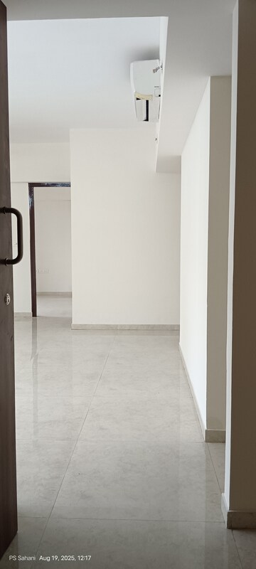 Room in 3 BHK Apartment at Lodha Amara, Kolshet Road – for Rent