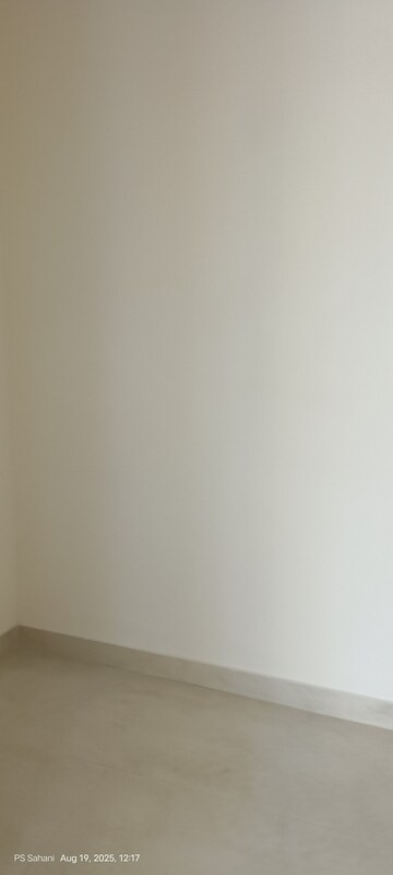 Room in 3 BHK Apartment at Lodha Amara, Kolshet Road – for Rent