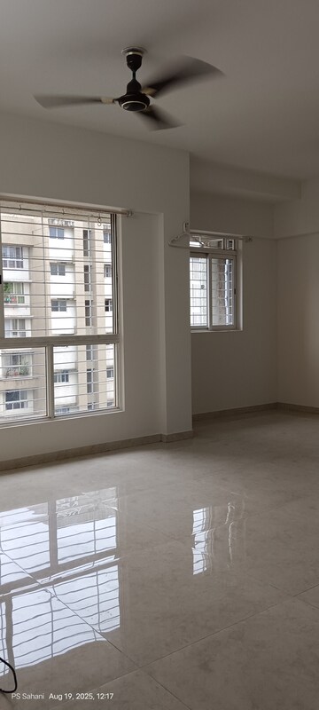 Room in 3 BHK Apartment at Lodha Amara, Kolshet Road – for Rent