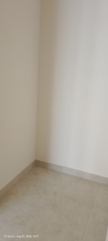 Room in 3 BHK Apartment at Lodha Amara, Kolshet Road – for Rent