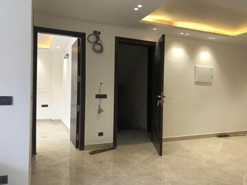 Room in 3 BHK Builder Floor at Unitech Infospace, Sector 21 – for Rent