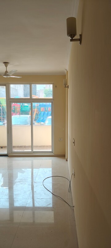 Room in 3 BHK Apartment at Omaxe The Palace, Gomti Nagar – for Rent