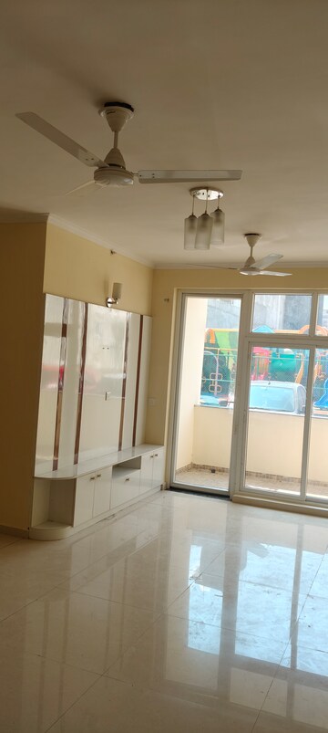 Room in 3 BHK Apartment at Omaxe The Palace, Gomti Nagar – for Rent