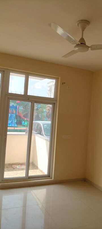 Room in 3 BHK Apartment at Omaxe The Palace, Gomti Nagar – for Rent