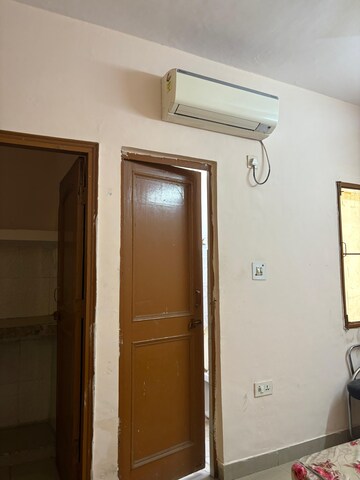 Furnished Amenities in 1 BHK Apartment at Katwaria Sarai – for Rent