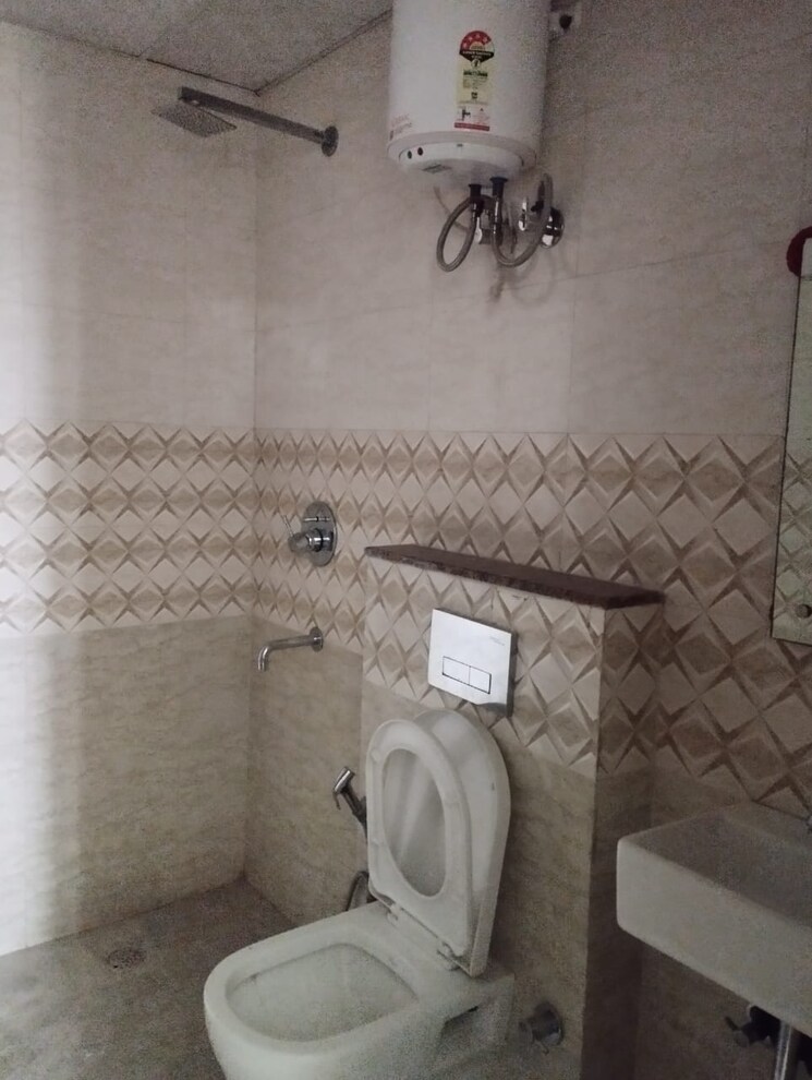 Bathroom, sushant lok i 3 Bedroom 1800 Sq.Ft. Builder Floor In Sushant Lok I Gurgaon 9083184