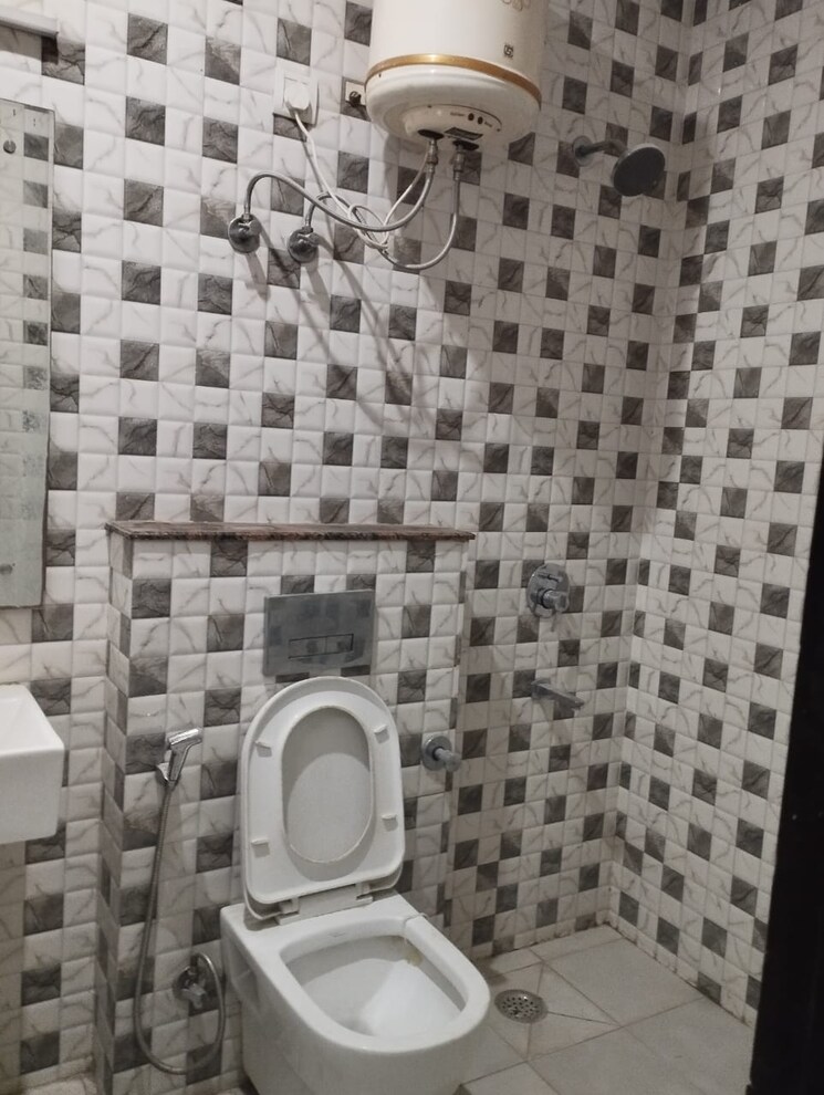 Bathroom, sushant lok i 3 Bedroom 1800 Sq.Ft. Builder Floor In Sushant Lok I Gurgaon 9083184