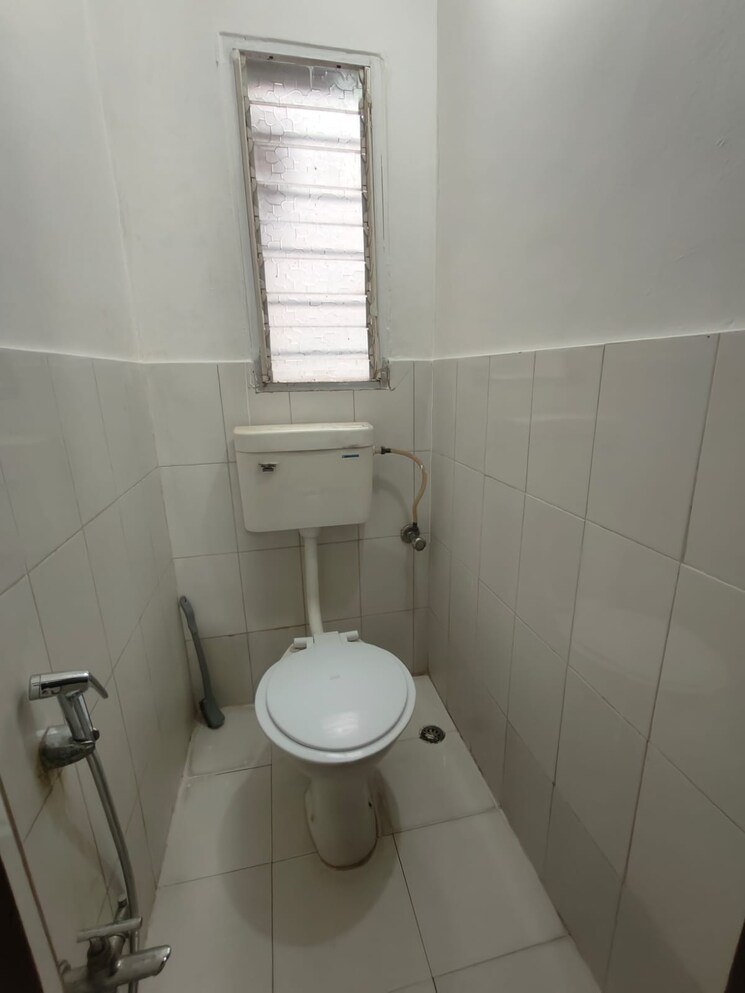 Bathroom, kumar-samruddhi-society 1 Bedroom 610 Sq.Ft. Apartment In Vishrantwadi Pune 9083187