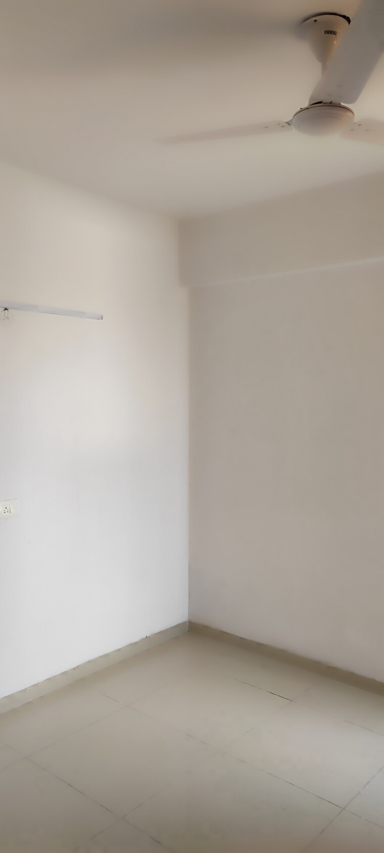 Room, wave city 1 Bedroom 35 Sq.Yd. Apartment In Wave City Ghaziabad 9083261