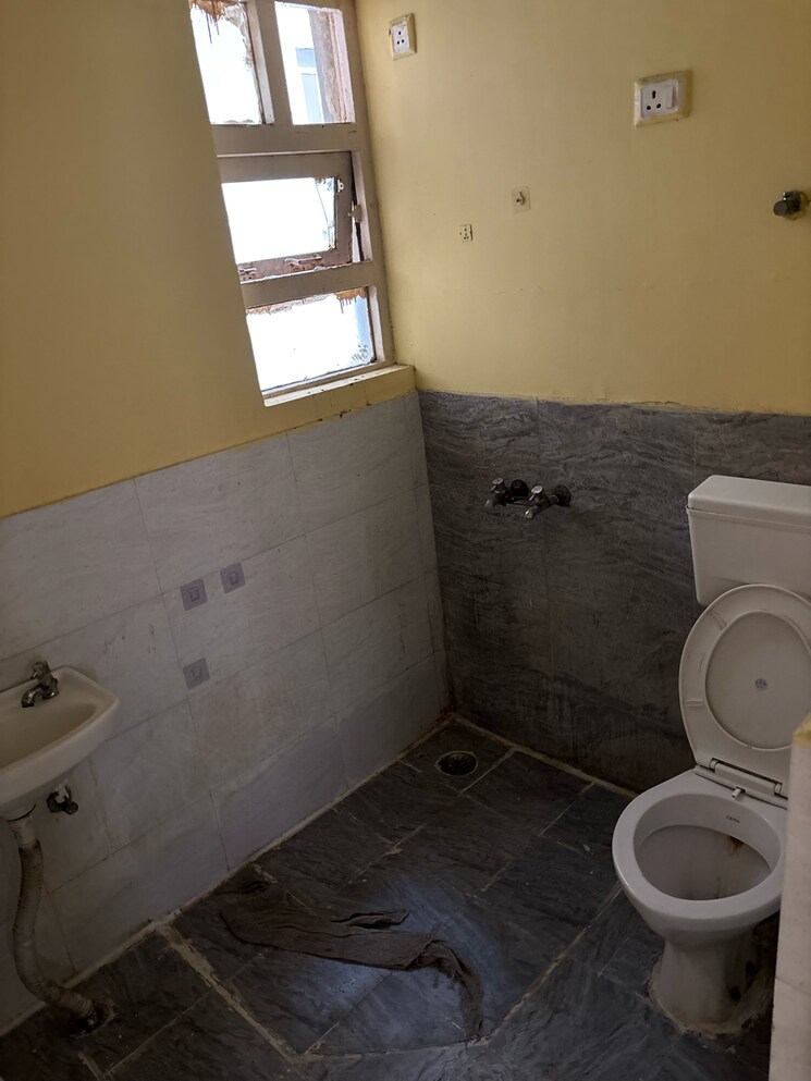 Bathroom, auric-city-homes 3 Bedroom 647 Sq.Ft. Apartment In Neharpar Phase 2 Faridabad 9083317