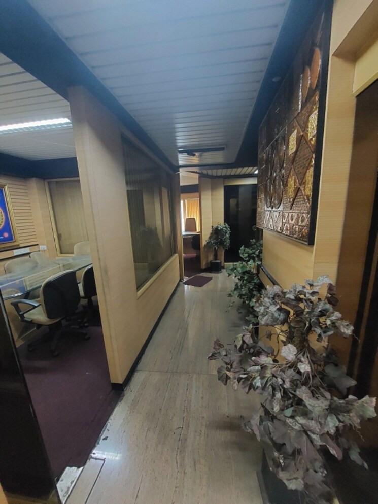  Parking, arihant-chs-khar-west Commercial Office Space 2000 Sq.Ft. In Khar West Mumbai 9083282