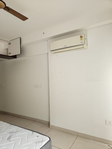 Room in 3 BHK Apartment at Godrej Platinum Hebbal, Hebbal – for Rent
