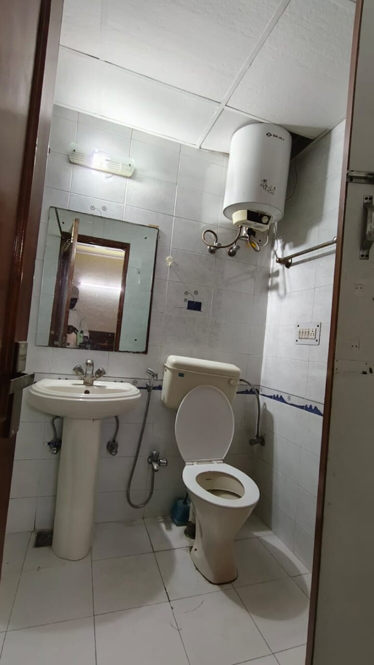 Bathroom, ganpati-apartments-gurgaon 3 Bedroom 1450 Sq.Ft. Apartment In Sector 56 Gurgaon 9083382