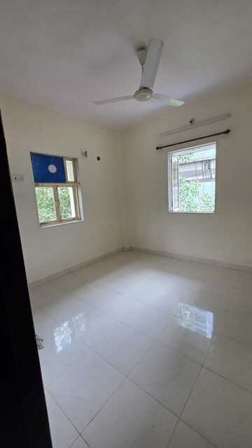 Room in 2 BHK Apartment at Evershine Embassy, Andheri West – for Sale