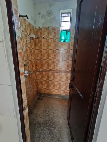 Bathroom in 1 BHK Apartment at Sector 14 Dwarka – for Rent