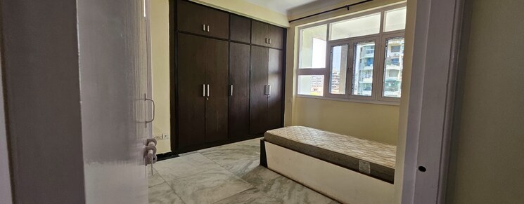 Room, sector 18 dwarka 3 Bedroom 1550 Sq.Ft. Apartment In Sector 18 Dwarka Delhi 9083454