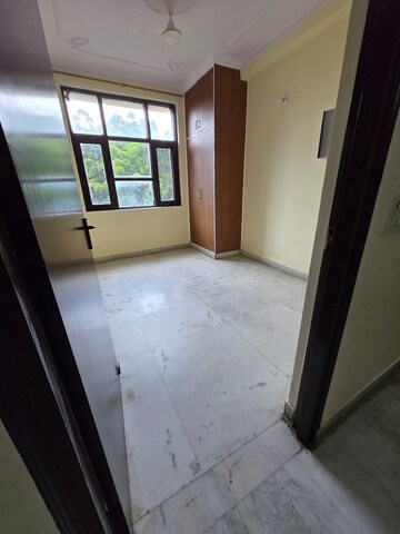 Room in 3 BHK Builder Floor at Dayanand Colony – for Rent