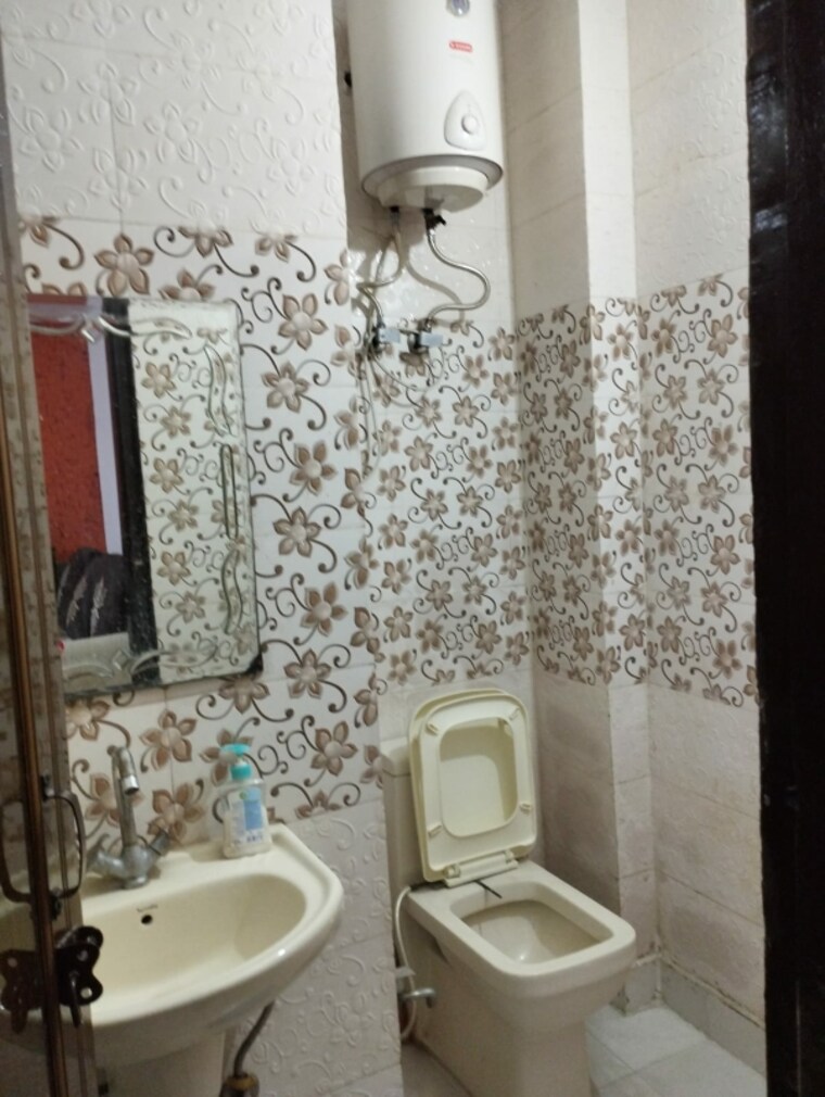 Bathroom, mansa ram park 2 Bedroom 620 Sq.Ft. Builder Floor In Mansa Ram Park Delhi 9083643