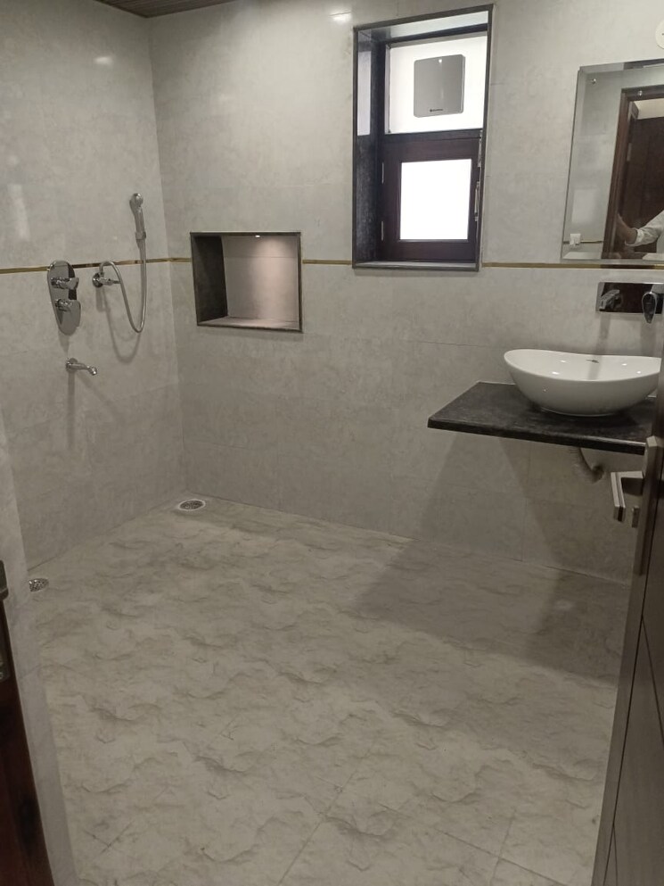 Room, sector 19 dwarka 3 Bedroom 2000 Sq.Ft. Apartment In Sector 19 Dwarka Delhi 9083715