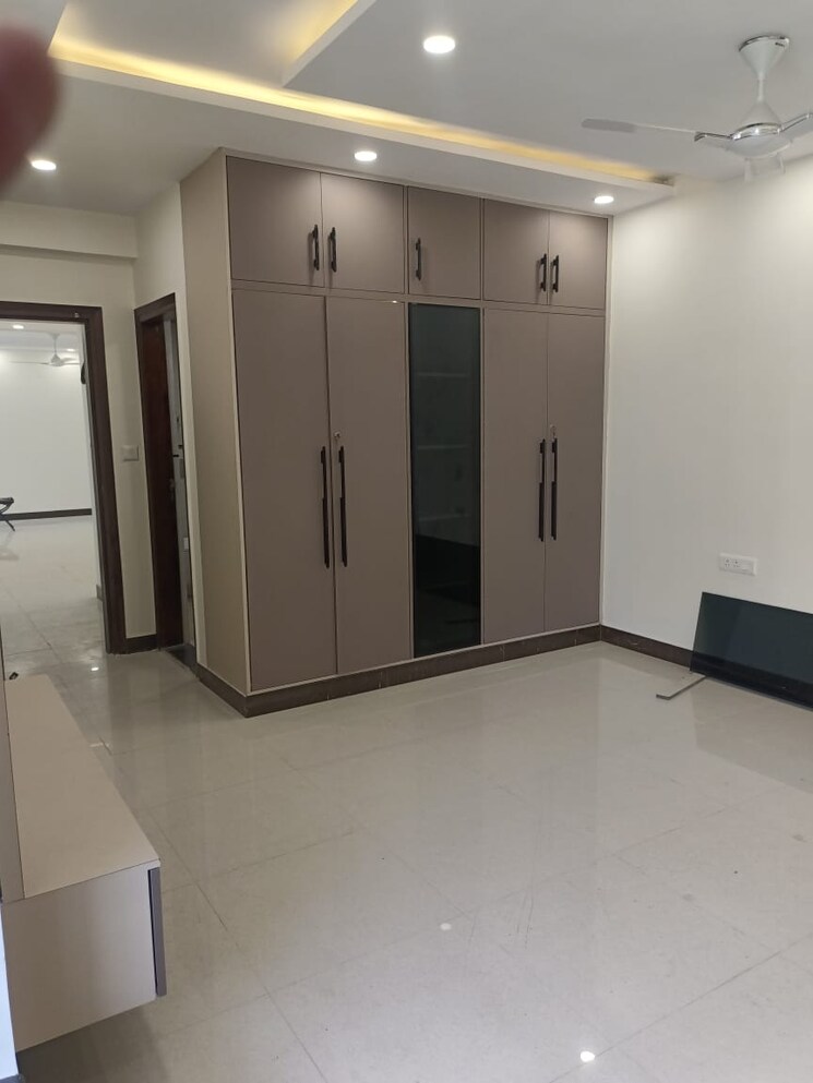 Room, sector 19 dwarka 3 Bedroom 2000 Sq.Ft. Apartment In Sector 19 Dwarka Delhi 9083715