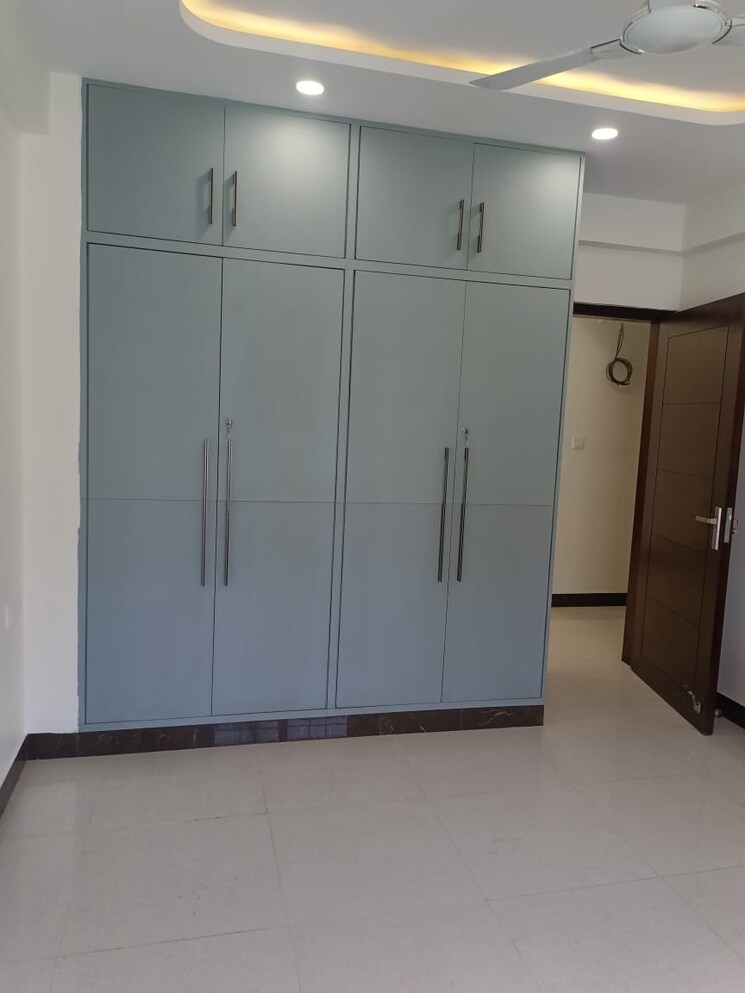 Room, sector 19 dwarka 3 Bedroom 2000 Sq.Ft. Apartment In Sector 19 Dwarka Delhi 9083715