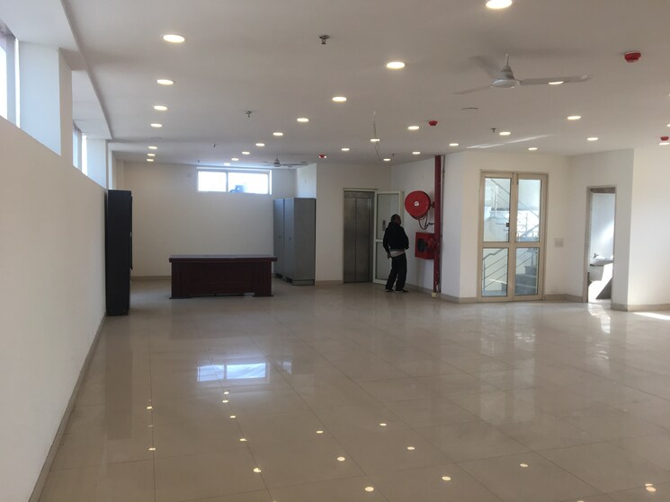 Room, sector 67 Commercial Office Space in IT/SEZ 9500 Sq.Ft. In Sector 67 Noida 9083850
