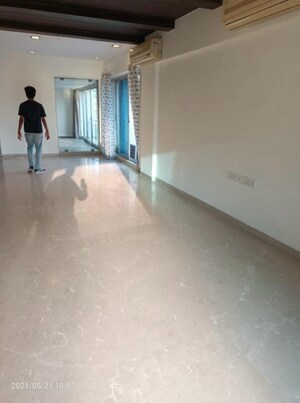 Room in 4 BHK Apartment at L Nagpal Bhagwanti Heights, Khar West – for Sale