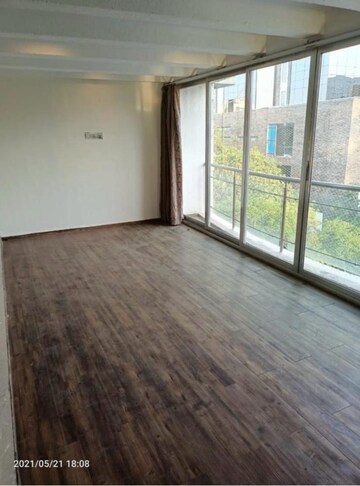 Room in 4 BHK Apartment at L Nagpal Bhagwanti Heights, Khar West – for Sale
