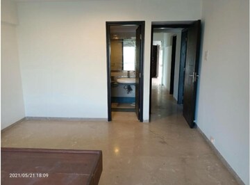 Room in 4 BHK Apartment at L Nagpal Bhagwanti Heights, Khar West – for Sale