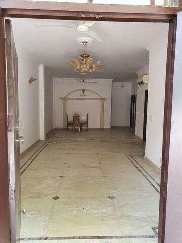 Room in 3 BHK Builder Floor at Ansal Sushant Lok I, Sector 43 – for Rent