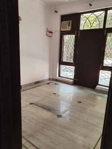 Room in 3 BHK Builder Floor at Ansal Sushant Lok I, Sector 43 – for Rent