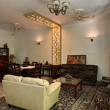 Bedroom in 4 BHK Independent House at Dlf Phase I – for Rent