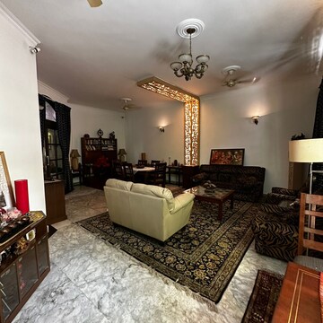 Bedroom in 4 BHK Independent House at Dlf Phase I – for Rent