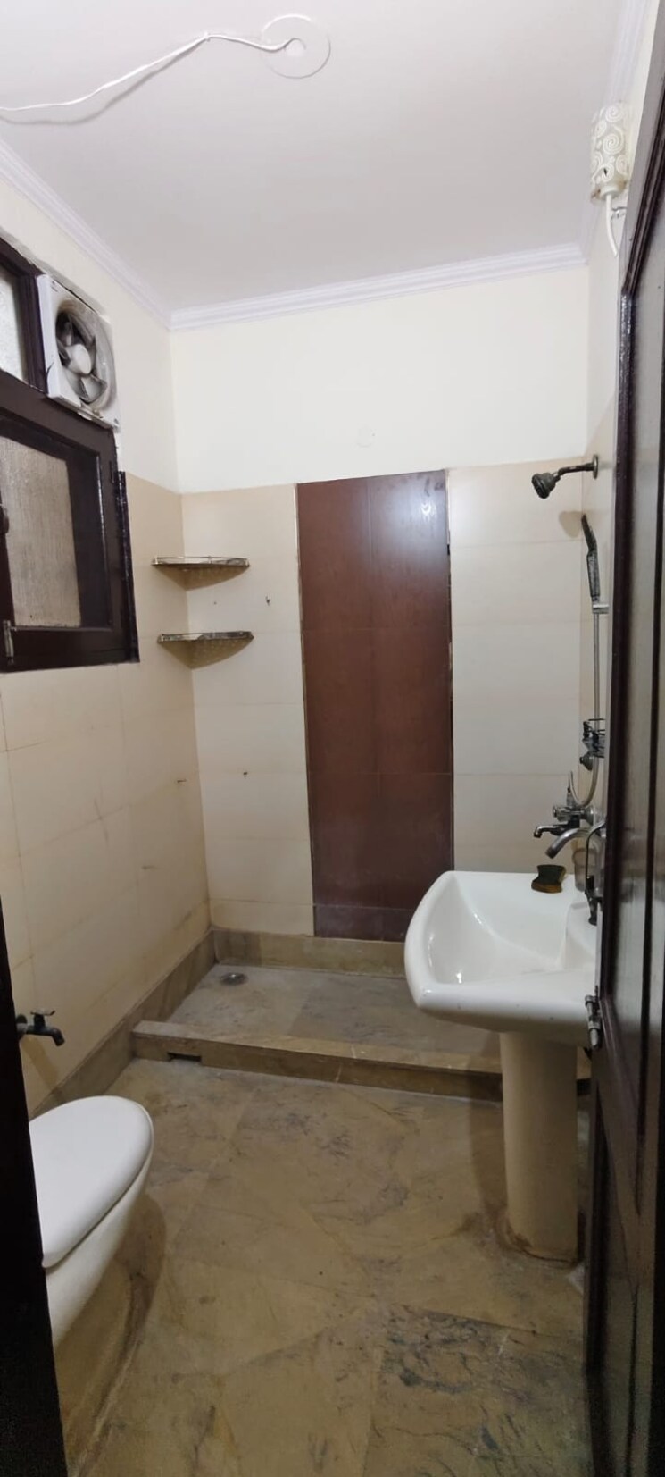 Bathroom, vaishali sector 3 3 Bedroom 1650 Sq.Ft. Builder Floor In Vaishali Sector 3 Ghaziabad 9084064