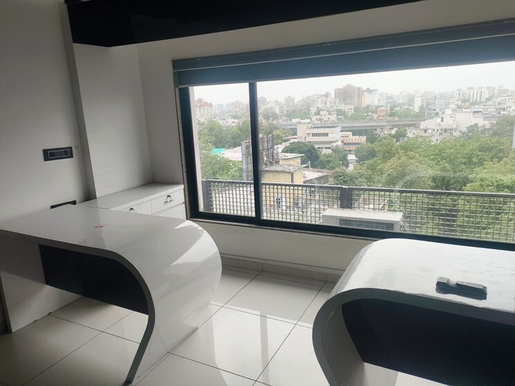 Team Area, sun-westbank Commercial Office Space 810 Sq.Ft. In Navrangpura Ahmedabad 9084084