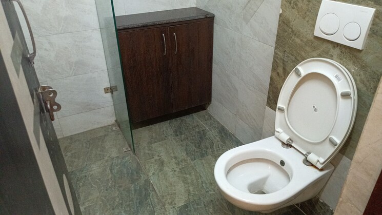 Bathroom, vaishali sector 5 3 Bedroom 1250 Sq.Ft. Builder Floor In Vaishali Sector 5 Ghaziabad 9084148