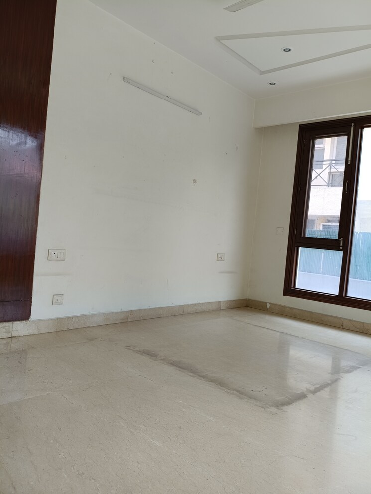 Room, new friends colony 4 Bedroom 500 Sq.Yd. Builder Floor In New Friends Colony Delhi 9084220