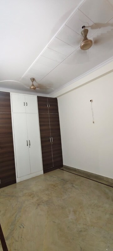 Room in 3 BHK Builder Floor at Vaishali Sector 3a – for Rent
