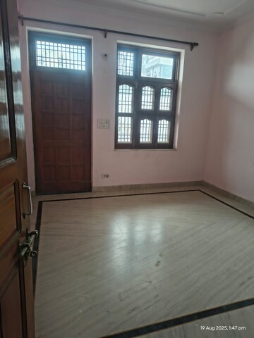 Room in 1 BHK Builder Floor at Sector 22 – for Rent