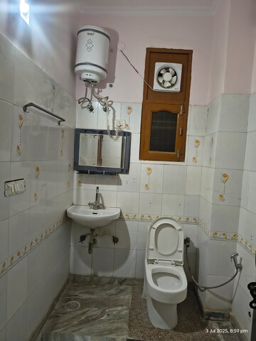 Bathroom in 1 BHK Builder Floor at Sector 22 – for Rent