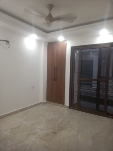 Room in 3 BHK Builder Floor at Vasant Enclave – for Rent