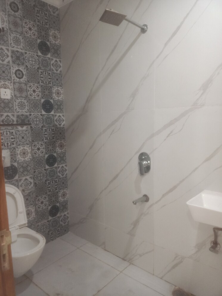 Bathroom, vasant enclave 3 Bedroom 1200 Sq.Ft. Builder Floor In Vasant Enclave Delhi 9084253