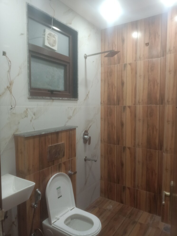 Bathroom, vasant enclave 3 Bedroom 1200 Sq.Ft. Builder Floor In Vasant Enclave Delhi 9084253