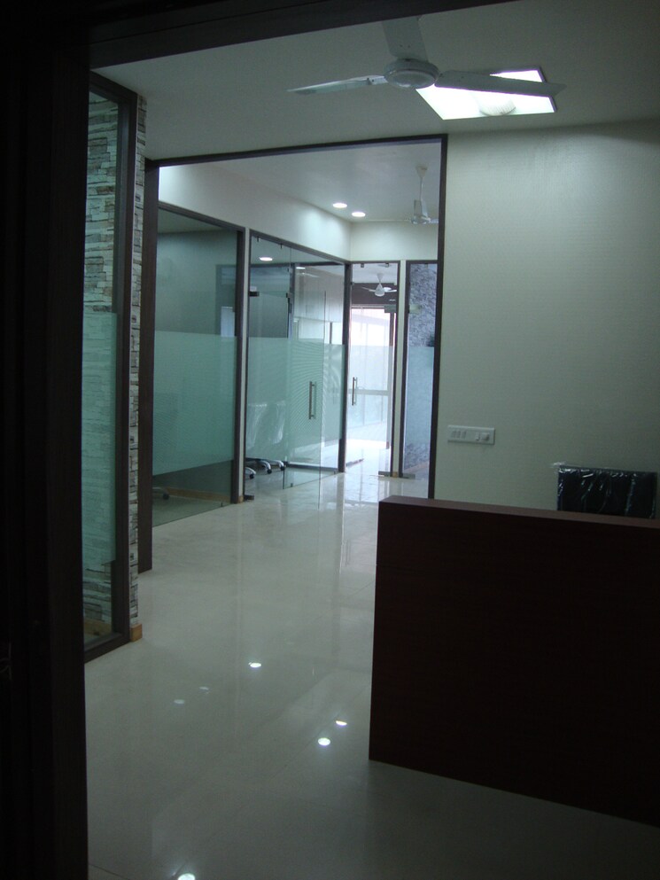 Room, sola Commercial Office Space in IT/SEZ 1450 Sq.Ft. In Sola Ahmedabad 9084303