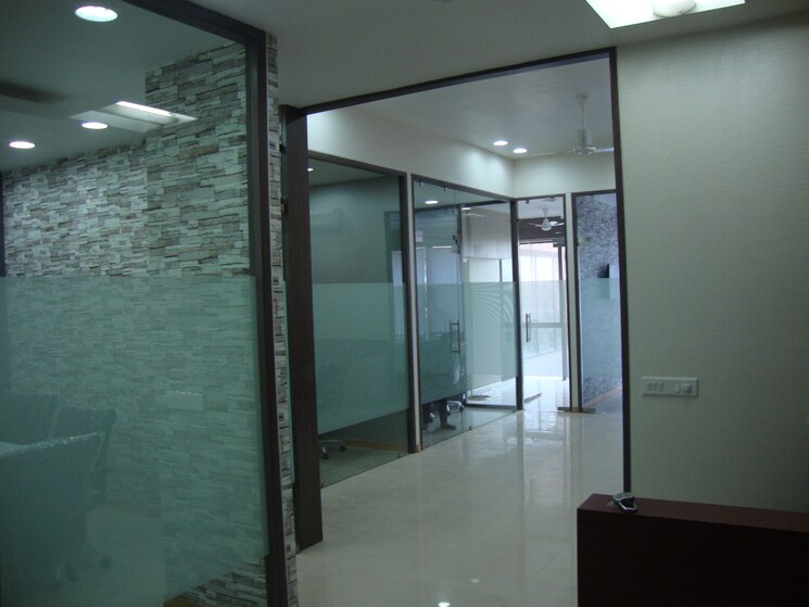 Room, sola Commercial Office Space in IT/SEZ 1450 Sq.Ft. In Sola Ahmedabad 9084303