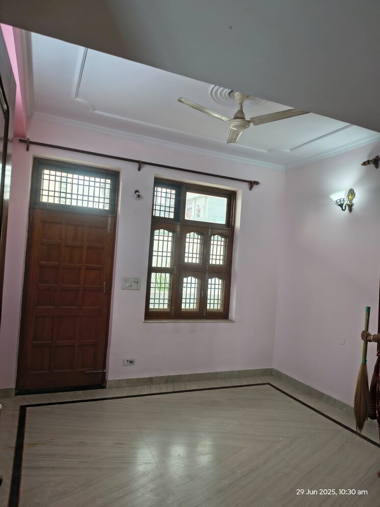 Room, sector 23a 3 Bedroom 360 Sq.Yd. Builder Floor In Sector 23a Gurgaon 9084299