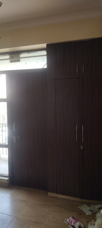 Furnished Amenities in 3 BHK Apartment at Auric City Homes, Sector 82 – for Rent