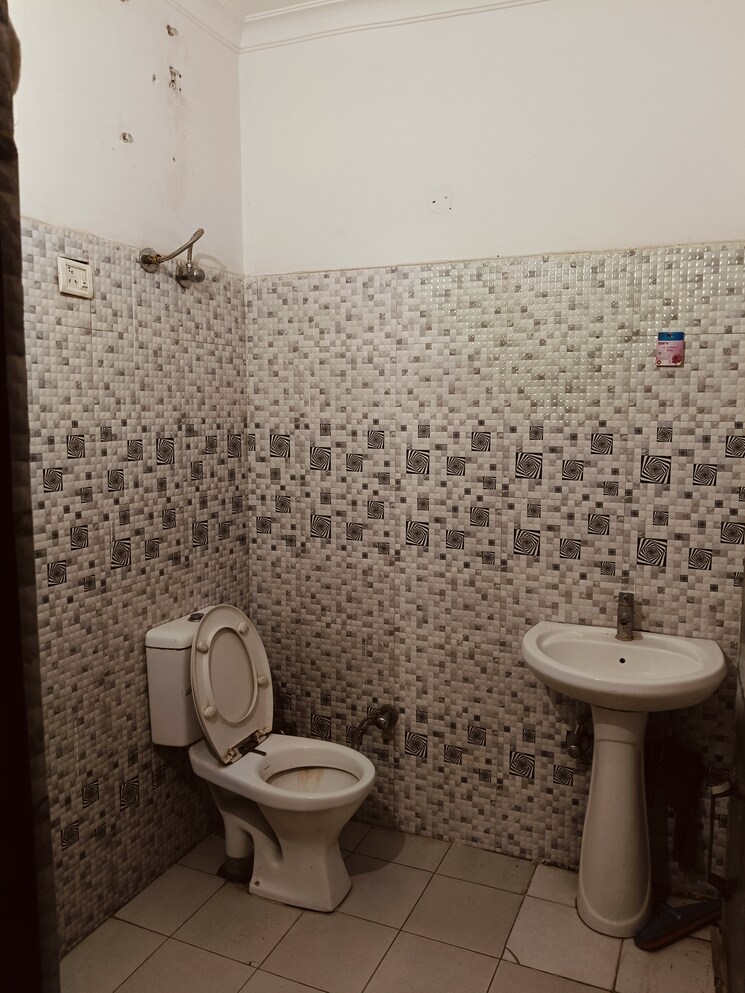 Bathroom, dhakoli 2 Bedroom 1000 Sq.Ft. Builder Floor In Dhakoli Zirakpur 9084324